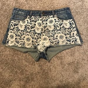 🎀 SUMMER LACEY DISTRESSED SHORT SHORTS 🎀